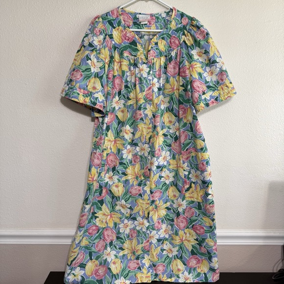 DIVA Lounge Dresses & Skirts - Vintage Floral House Muumuu Robe Dress 1X Simply Basic Trad Wife Colorful Flowy